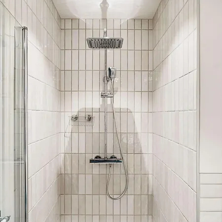 Дом отдыха Dinbnb Homes L Charming 2-bedroom By The Sea Cozy *