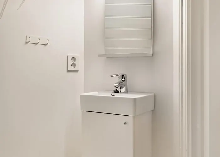 Dom wakacyjny Dinbnb Homes L Charming 2-bedroom By The Sea Cozy