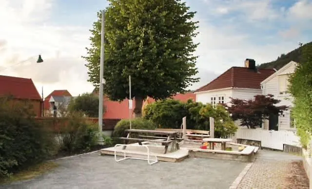 Dom wakacyjny Dinbnb Homes L Charming 2-bedroom By The Sea Cozy Bergen