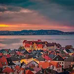 Nyaraló Dinbnb Homes L Charming 2-bedroom By The Sea Cozy Bergen