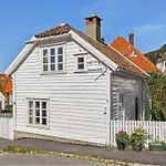 Nyaraló Dinbnb Homes L Charming 2-bedroom By The Sea Cozy